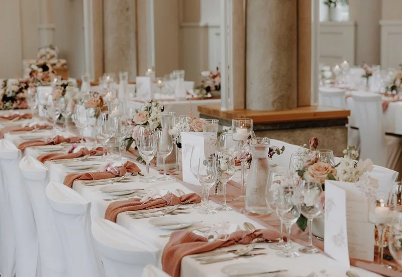 Festlich gedeckter Hochzeitssaal im Kloster Holzen