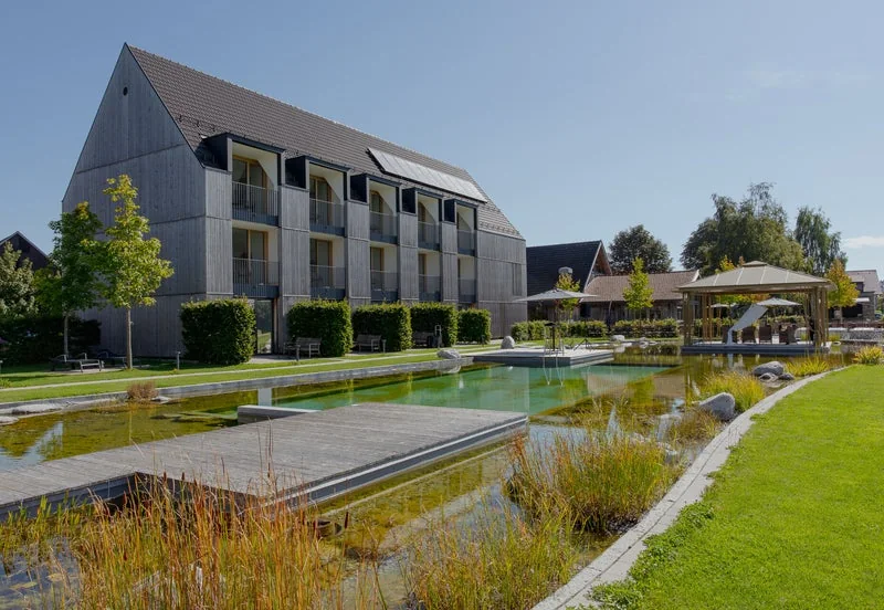Lenderstuben Balzhausen mit Hotel und Naturpool