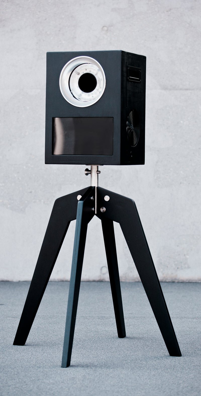 Moderne Fotobox auf Stativ