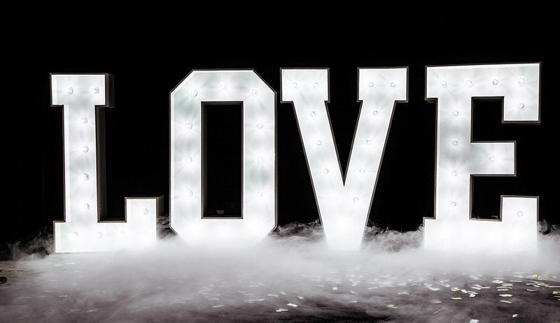 XXL Love Leuchtbuchstaben bei einer Hochzeit
