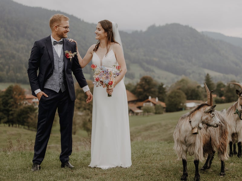 Brautpaar mit Ziegen in den bayerischen Bergen