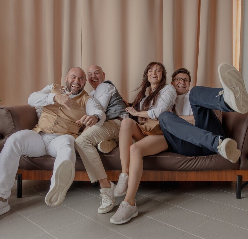 René Cerny und Team entspannt auf dem Sofa