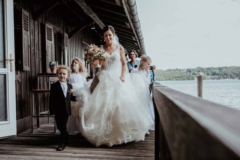 Braut mit Kindern und Blumenstrauß am Steg, Starnberger See