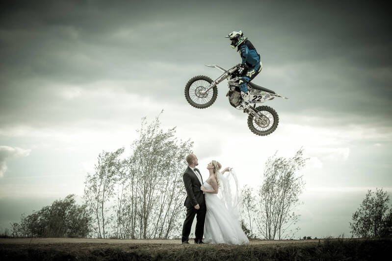 Motocross-Fahrer springt über Brautpaar beim After-Wedding-Shooting in Gablingen