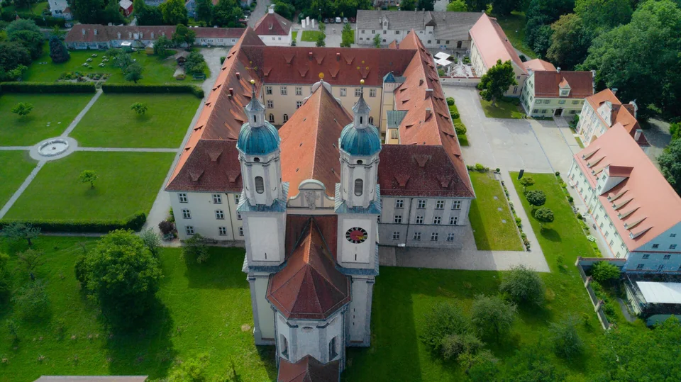 Luftaufnahme vom Kloster Holzen in Allmannshofen, beeindruckende Drohnenaufnahme der historischen Hochzeitslocation mit Kirche und Innenhof