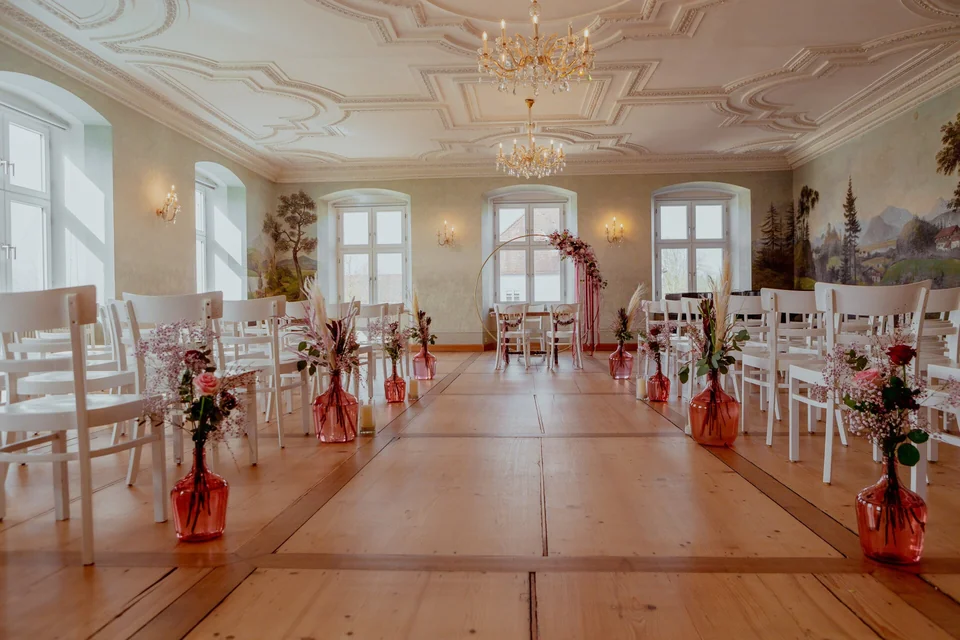 Freie Trauung im Salzburger Saal im Kloster Holzen Allmannshofen mit eleganter Bestuhlung, heller Atmosphäre und romantischem Ambiente für eine stilvolle Hochzeit in Bayern