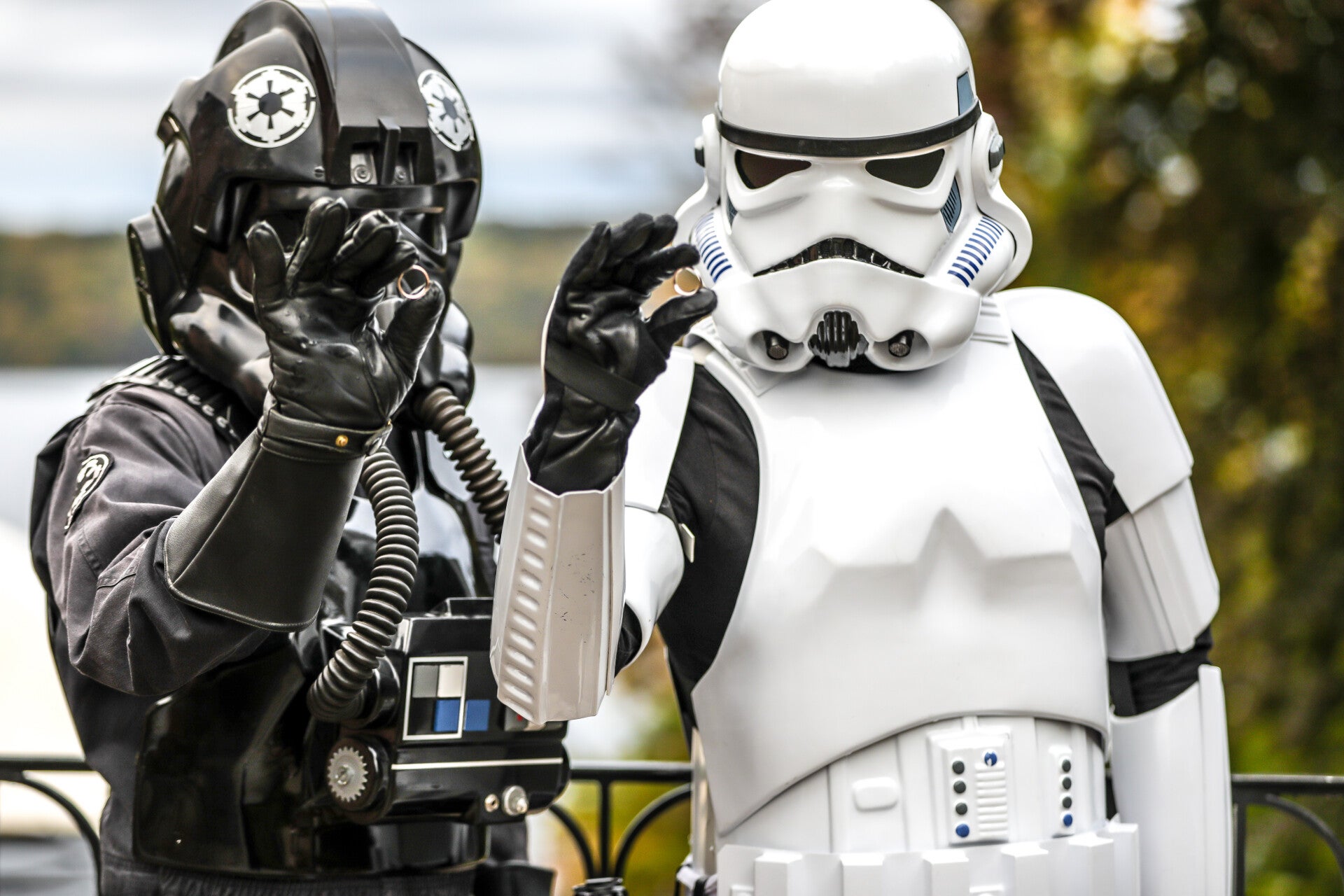Brautpaar in Star-Wars-Kostümen mit Eheringen