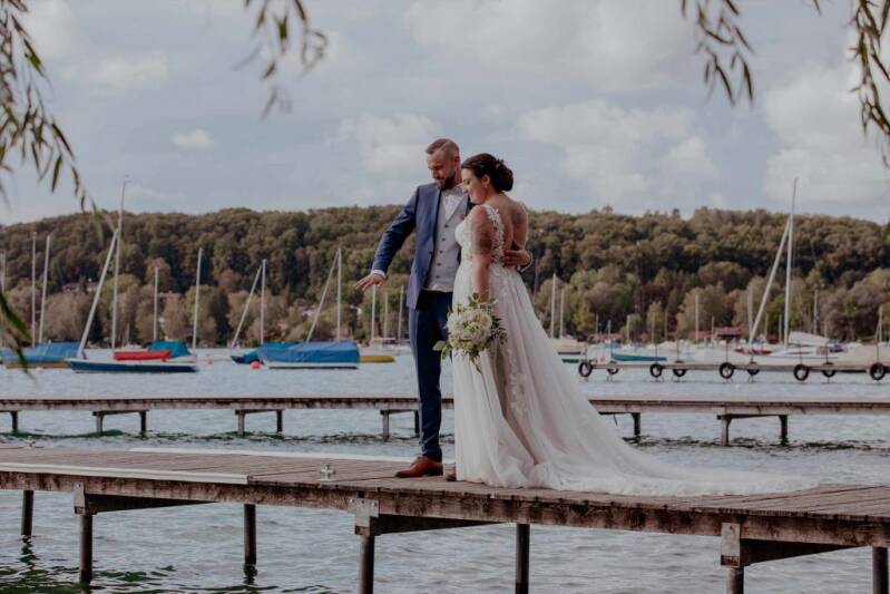 Brautpaar auf dem Steg am Ammersee