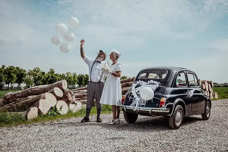 Hochzeitspaar mit Oldtimer und Ballons