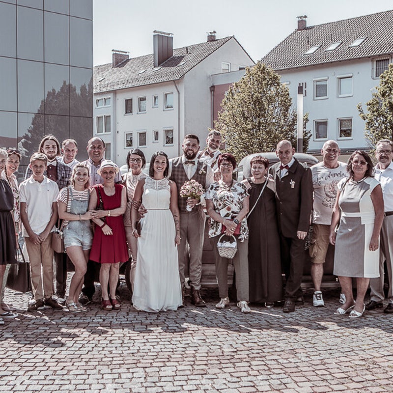 Gruppenfoto nach der Standesamt-Trauung in Königsbrunn