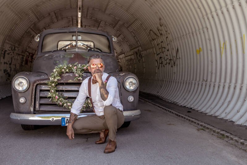 Bräutigam am Vintage-Auto im Tunnel