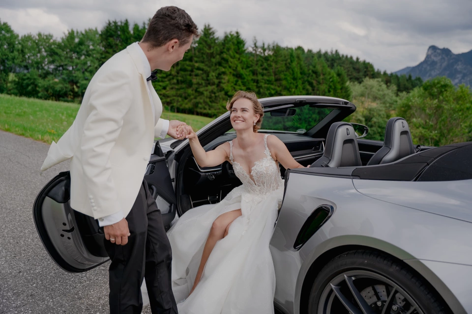 Braeutigam braut gibt hand porsche cabrio hochzeitsfotograf cerny