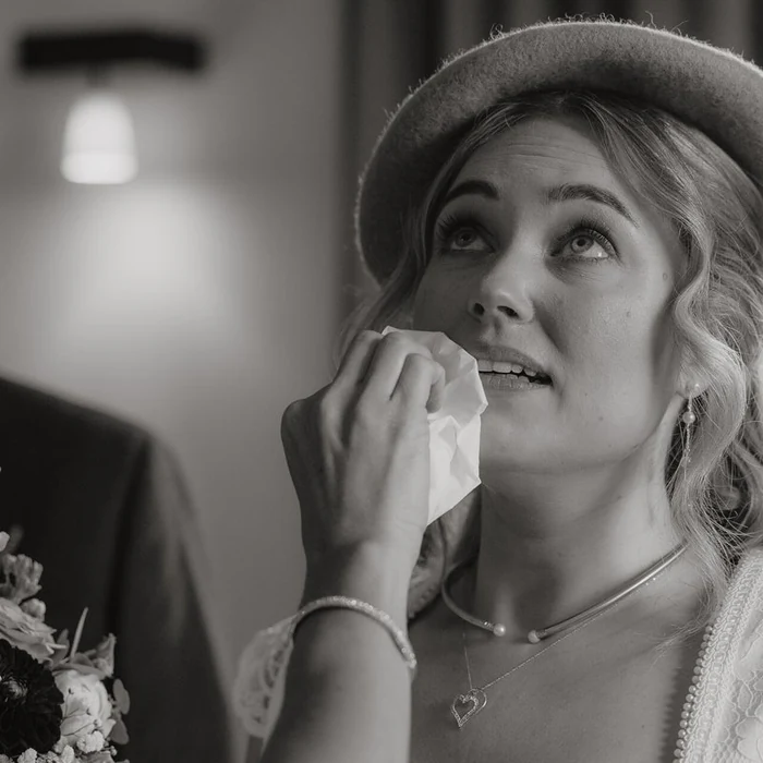 Emotionale Braut bei der Hochzeit