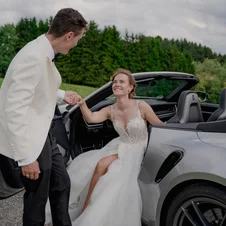 Brautpaar mit Porsche Hochzeitsauto