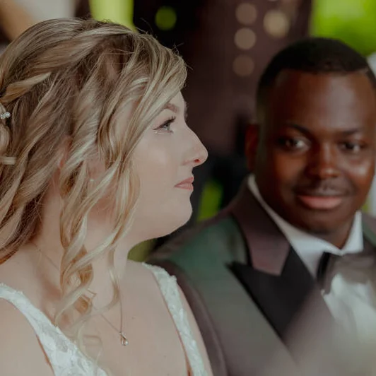 Emotionaler Moment einer Braut während der Trauung