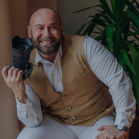 René Cerny Hochzeitsfotograf mit Kamera